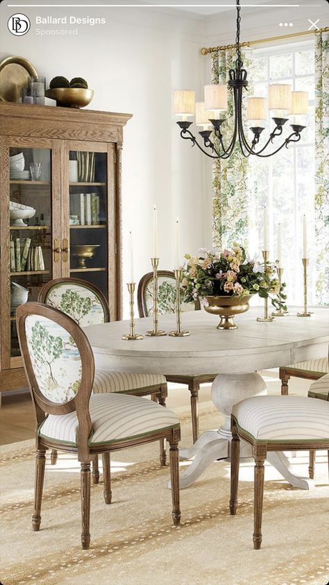 French Round Dining Table, French Country Formal Dining Room, French Dining Table Decor, Dinning Room Cottage, French Inspired Dining Room, Dining Room Ideas Vintage, Modern Parisian Dining Room, French Dining Room Ideas, Modern French Dining Room