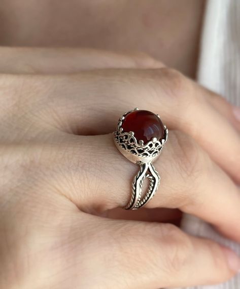 Add a touch of elegance to your everyday look with FiligranUSA's stunning 925 Sterling Silver Filigree Cocktail Ring 💍✨. This chic and minimal piece, adorned with a radiant Carnelian gemstone, is the perfect accessory to any outfit. Whether it's a gift for someone special or a treat for yourself, our meticulously crafted ring comes in sizes 5-12.5 and arrives in a beautiful gift box. Ready to upgrade your jewelry collection? Click the link for more details and to make this timeless beauty you... Silver Cocktail, Art Women, Black Onyx Ring, Sterling Silver Filigree, Fancy Jewelry, Bridal Gold Jewellery, Onyx Ring, Silver Filigree, Christmas Thanksgiving