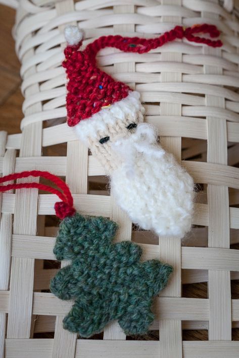 The Holidays are here! I thought I would kick off the season with a couple of Loom Knit Christmas Ornament Patterns . First, there's Ol' ... Loom Knit Christmas, Knitting Christmas Ornaments, Knitting Patterns Christmas, Round Loom Knitting, Knit Christmas Ornaments, Knitted Christmas Decorations, Knitting Christmas, Loom Knitting Tutorial, Round Loom