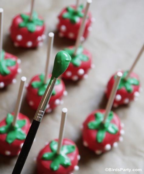 DIY Marshmallow Strawberry Shaped Pops - BirdsParty.com Marshmallow Pops Recipe, Strawberry Cake Pops, Diy Cake Pops, Strawberry Pop, Flavored Marshmallows, How To Make Marshmallows, Birthday Cake Pops, Cake Pops How To Make, Marshmallow Treats