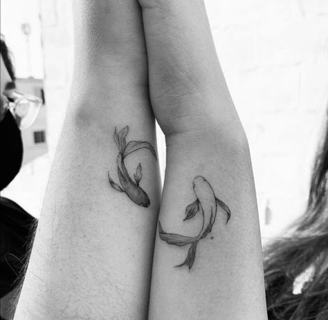 Pisces Matching Tattoo, Shared Tattoos, Nicole Tattoo, Tattoo Sisters, Pisces Tattoo Designs, Partner Tattoos, Maching Tattoos, Mom Daughter Tattoos, Pisces Tattoo