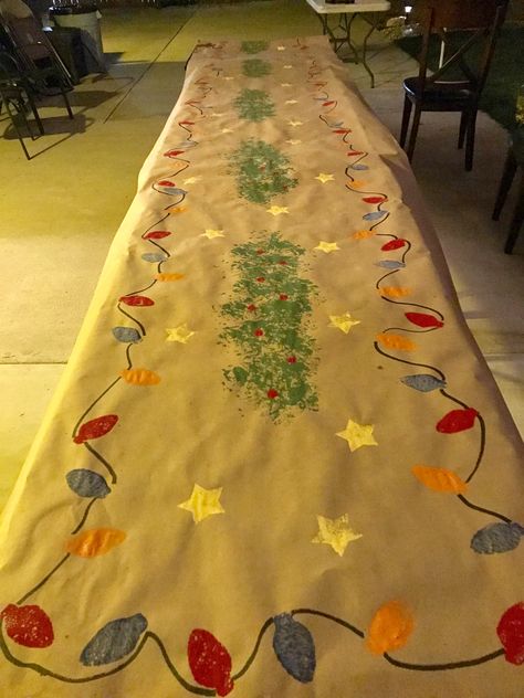 Brown Paper Table Cover, Brown Paper Tablecloth Christmas, Butcher Paper Tablecloth Christmas, Brown Paper Table Runner Christmas, Christmas Tablecloth Diy, Christmas Party Table Decorations Diy, Brown Paper Table Runner, Brown Paper Tablecloth, Craft Paper Tablecloth