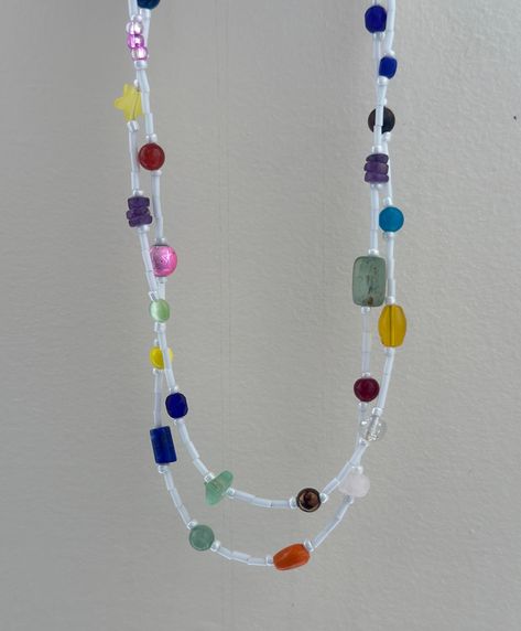 Diy Jewelry Necklace, Thread Bracelets, Colorful Accessories, Handmade Beaded Necklaces, Seed Bead Jewelry, Beaded Jewelry Diy, Jewelry Inspo, Handmade Necklaces, Diy Jewelry