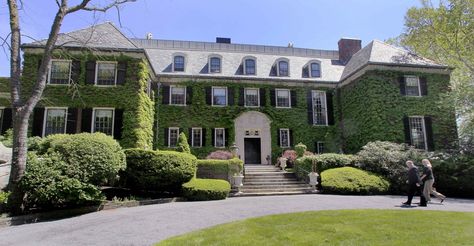 The Truth Behind Ivy-Covered Houses - The Glam Pad Classical House, Dream Mansion, Ivy House, Waterfront Property, Historic Homes, Summer House, My Dream Home, Future House, Old House