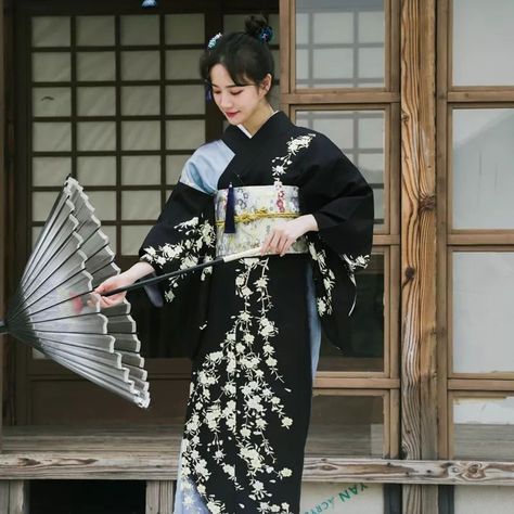 Black Kimono Traditional, Japanese Kimono Dress, Japanese Fashion Trends, Kimono Traditional, Furisode Kimono, Kimono Japan, Traditional Japanese Kimono, Kimono Floral, Kimono Outfit