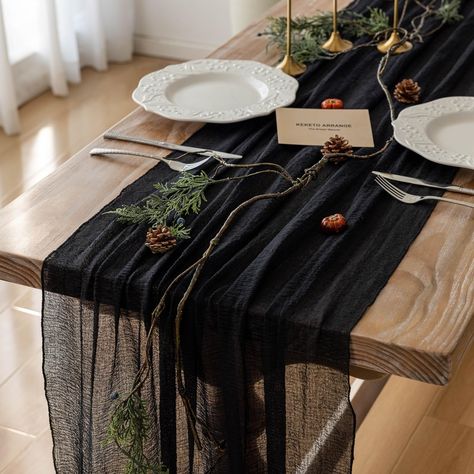 Gray Wedding Table Setting, Black Rustic Table Setting, Wood Table Cloth, Black And Gold Western Wedding, Minimal Fall Wedding Decor, Black Christmas Dinner Table, Black Party Theme Decor, Black Tablecloth Tablescape, Black Thanksgiving Decor