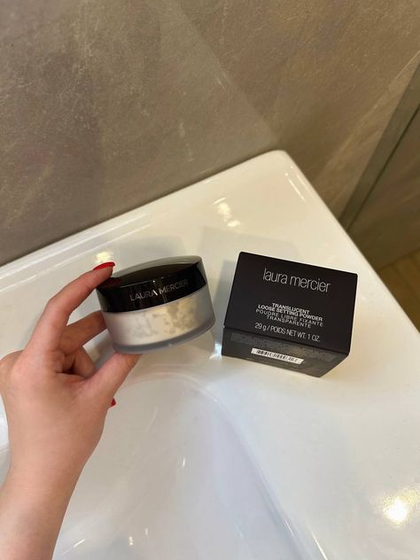 Setting Powder For Dry Skin, Powder Aesthetic, Laura Mercier Powder, Laura Mercier Translucent Powder, Koleksi Makeup, Cheer Makeup, Luxury Powder, Lipstick Eyeshadow, Serious Skin Care