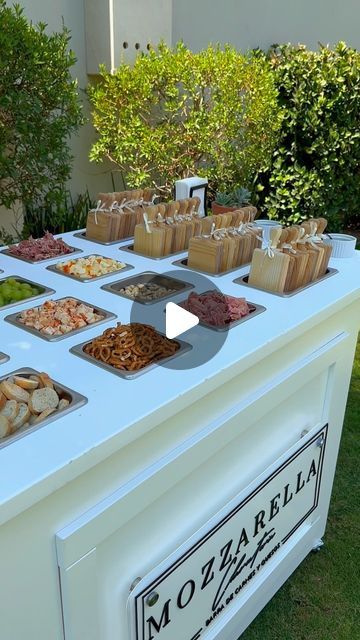 Charcuterie At Wedding, Mozzarella Bar Wedding, Charcuterie Food Truck, Food Truck Party Ideas, Charcuterie Cart Business, Fast Food Charcuterie Board, Charcuterie Cart Ideas, Mobile Charcuterie Cart, Food Cart Ideas