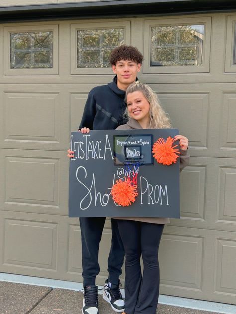 Basektball promposal for boyfriend Promposal To Boyfriend, Promposal For Boyfriend, Boyfriend Promposal, Prom Posals, Promposal Ideas, Prom Proposals, Cute Prom Proposals, Gym Guys, Prom Ideas