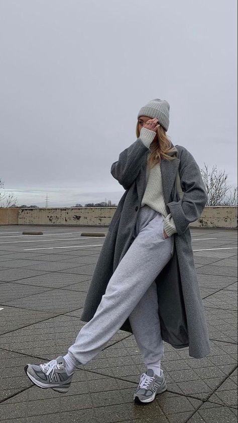 Sweatpants Outfit Women Street Style, Winter Grey Outfit, Grey Tracksuit Outfit Women Winter, Put Together Sweatpants Outfit, Grey Joggers Winter Outfit, Cozy Joggers Outfit, Cute Fall Sweatpants Outfits, Tracksuit Winter Outfit, Grey On Grey Outfit Sweats