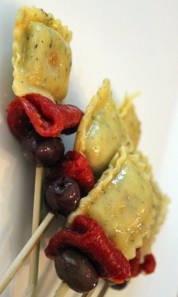 no recipe, just visual demo Antipasto Kabobs, Antipasto Skewers, Diy Easy Recipes, Easy To Make Appetizers, Snacks Für Party, Party Food Appetizers, Yummy Appetizers, Appetizers For Party, Appetizers Easy