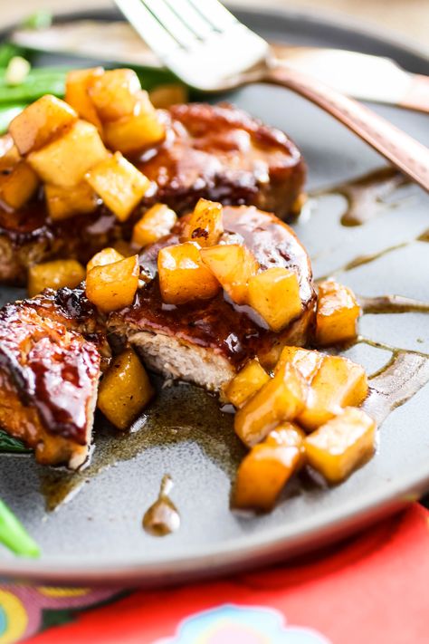 Pork Medallions With Apples, Apple Marinade For Pork, Pork Medallions Recipes, Carmel Sauce Recipe, Apple Stuffed Pork Tenderloin, Pork And Apples, Pork Medallion Recipes, Pork Tenderloin Medallions, Dinner Pork