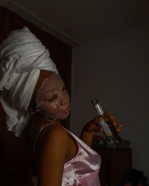 Black Women Pampering, Night Routine Black Woman, Nightly Routine Aesthetic, Sleeping Black Woman, Selfcare Black Woman, Black Girls Self Care, Maintenance Day Aesthetic, Self Care Aesthetic Ideas Black Women, Self Maintenance Aesthetic