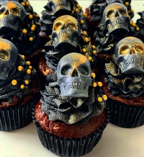 Gothic Cupcakes Birthday, Halloween Skull Cupcakes, Goth Wedding Cupcakes, Gothic Birthday Ideas, Goth Cake Wedding, Skull Themed Wedding, Gothic Wedding Cupcakes, Gothic Food Ideas, Gothic Wedding Cakes