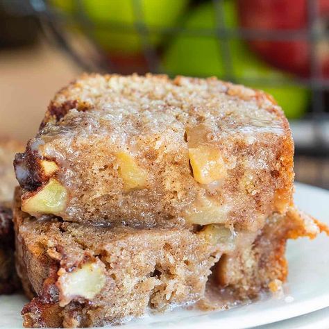 Amanda Rettke on Instagram: “This is the BEST Apple Fritter Bread! Butttttttttttt.... I’m starting a new rule for myself. Every time I claim something is the “best” I…” Easy Blueberry Bread, Quick Apple Dessert, Caramel Apple Dump Cake, Apple Fritter Bread, Apple Fritter, Apple Dump Cakes, I Am Baker, Blueberry Bread, Apple Bread