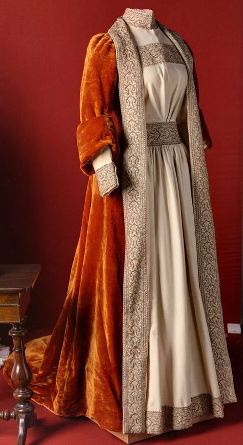 1890s Probably an informal at-home dress of Empress Maria Feodorovna (location ?) | Grand Ladies | gogm Empress Maria Feodorovna, Maria Feodorovna, 1890s Fashion, Tea Gown, Aesthetic Dress, Mode Boho, Medieval Dress, Edwardian Fashion, Fantasy Dress