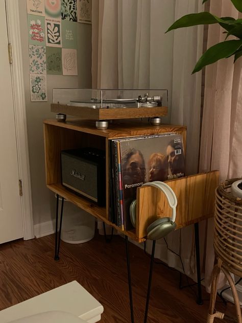 Vinyl Room, Record Room, Industrial Style Decor, Modern Magic, Dekorasi Kamar Tidur, Apartment Decor Inspiration, Dream Apartment, Apartment Inspiration, Record Player