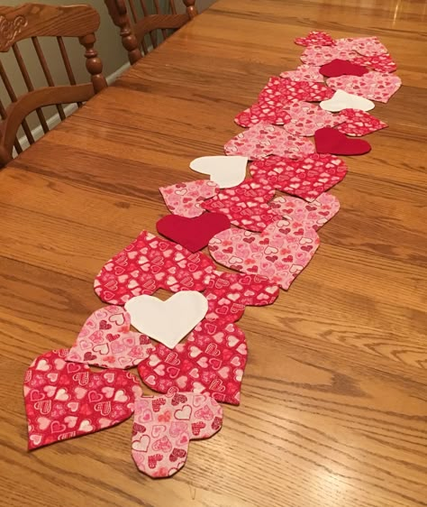 Valentines Table Runner Quilted Heart Patterns, Diy Valentines Table Runner, Valentine's Sewing Projects, Heart Table Runner Pattern, Valentines Sewing Ideas, Diy Valentines Table Decorations, Valentine Fabric Crafts, Valentines Day Sewing Projects, Valentines Sewing Projects