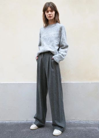 52c5189391854c93e8a0e1326e56c14fdesc50279309ri Minimal Stil, The Frankie Shop, Moda Chic, Frankie Shop, Grey Outfit, Pantalon Large, Mode Inspo, Grey Pants, 가을 패션