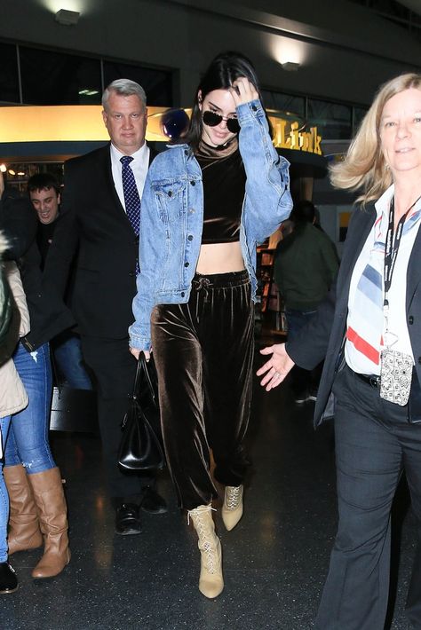 How to Style Jogger Pants Beyond the Typical Airport Outfit Kendall Jenner Winter Style, Velvet Joggers Outfit, Velvet Tracksuit Outfit, Cute Airport Outfit, How To Wear Joggers, Jogger Outfit, Air Port Outfit, Kendal Jenner, Kendall Jenner Photos