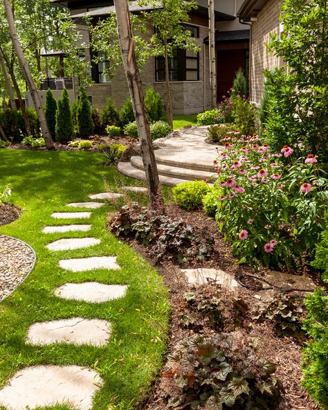 Landscape Stepping Stones, Stepping Stone Walkways, Backyard Walkway, Walkway Landscaping, Patio Pavers, Garden Stepping Stones, Stone Walkway, Garden Walkway, Stone Path