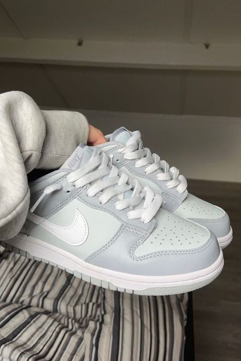 Nike Aesthetic Shoes, Nike Aesthetic, Buty Marki Nike, Nike Shoes Women Fashion, Pretty Sneakers, Boty Nike, Skor Sneakers, Trendy Shoes Sneakers, Dr Shoes