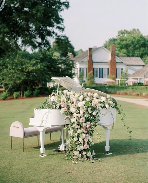 Piano Decor Ideas, Grand Piano Decor, Timeless Wedding Ceremony, Table Linens Wedding, Piano Classic, Piano Wedding, Wedding Ceremony Music, Summer Wedding Reception, White Piano