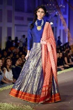 Dupatta Style, Western Top, Choli Designs, Dress Indian Style, Blouse Design Models, Saree Dress, Lehenga Designs, Indian Designer Outfits, Neck Piece