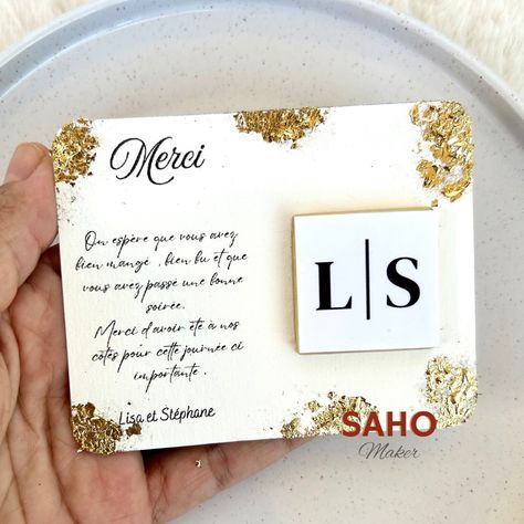 🤍 Nouvelles cartes 🤍 ——————— 🖤 ——————— Plus élégantes et plus classy , ces cartes à poser sur vos assiettes pour remercier vos invités. 3 modèles : 1- Carte chocolat avec feuilles d’or 2- Carte chocolat avec perles 3- Carte fleurs séchées avec feuille d’or . . . #cadeaumariage #cartecadeau #chocolatpersonnalisé