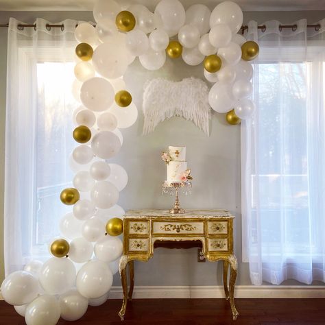 Balloon garland with angel wings made by Liliana da Silva from Sugarella Sweets Party. This balloon garland is perfect for a baptism, christening, communion theme... Angel Theme Birthday Party, Angel Baby Birthday, Easy Balloon Garland, Make A Balloon Garland, Christian Baby Shower, Sweets Party, Angel Theme, Christening Party, Birthday Party Decorations Diy