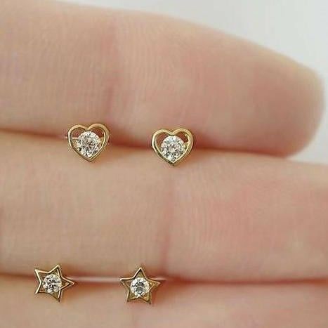 Rose Gold Emerald Ring, Baby Jewellery, Gold Earrings For Kids, Kids Gold Jewelry, Small Earrings Gold, Temple Jewellery Earrings, Hand Shadows, Gold Gallery, Simple Gold Earrings