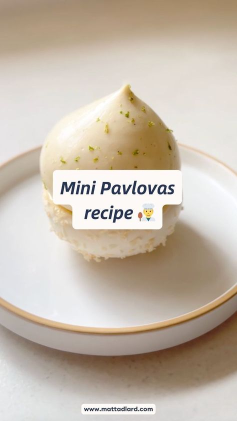 Mini Pavlovas with Berries and Whipped Cream Gourmet Recipes Dessert, Mini Pavlovas, Pavlova Dessert, Mini Meringues, Meringue Cookie Recipe, Baked Meringue, Passionfruit Recipes, Fancy Desserts Recipes, Meringue Desserts