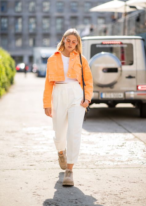 Wear white high-waisted pants with confidence — then add in a boxy cropped jacket in a bright color to take them to the next level. Orange Jacket Outfit Street Style, Cropped Jacket Street Style, Orange Jacket Outfit, Crop Jacket Outfit, Cropped Jacket Outfit, Pull Rose, Outfit Inspired, Orange Jacket, Set Style