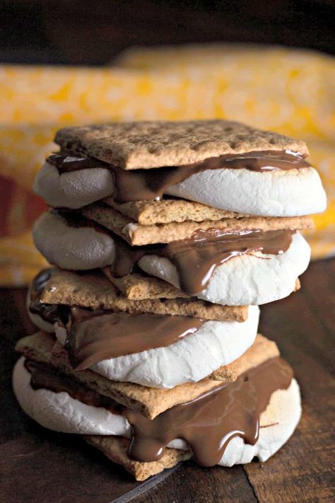 Homemade White Cakes, Baked Smores, Marshmallow Desserts, Smore Recipes, Camping Desserts, Marshmallow Treats, Mom Needs, Chocolate Marshmallows, S'mores