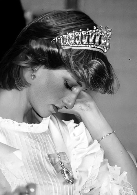 Lady Diana Black And White, Princesa Diana Wallpaper, Lady Diana Wallpaper, Lady Diana Aesthetic, Princess Diana Black And White, Biblia Aesthetic, Queen Diana, Princess Diana Fashion, Princess Diana Pictures