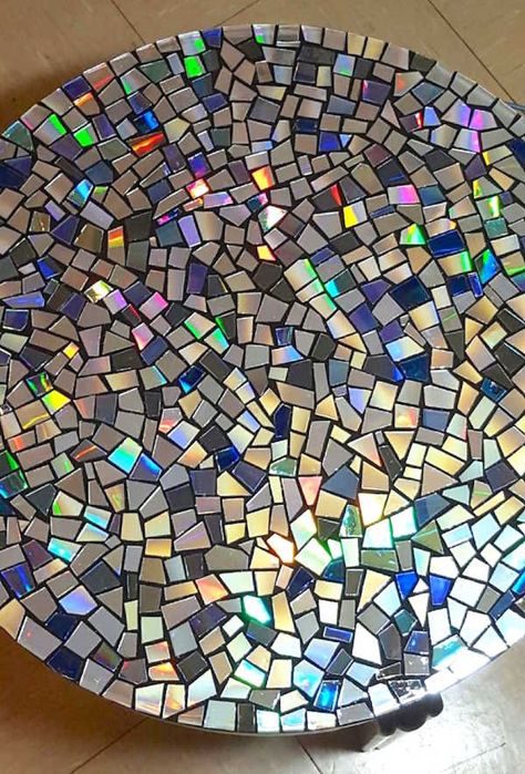 dc table mosaic Cd Mosaic Diy, Crafts With Cds, Cd Mosaic, Old Cd Crafts, Furniture Color Schemes, Diy Tips And Tricks, Big Clocks, Cd Diy, Diy Playhouse