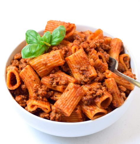 Easy Instant Pot Rigatoni with Meat Sauce - a classic pasta dish the whole family will enjoy. Perfect for busy weeknights with simple ingredients and easy prep! Instant Pot Rigatoni And Meat Sauce, Instant Pot Rigatoni, Rigatoni With Meat Sauce, Italian Seasoning Recipe, Homemade Italian Seasoning, Baked Rigatoni, Cooking Meals, Dump Dinners, Meal Prep Guide