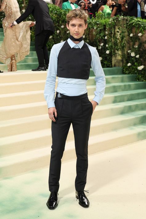 Troye Sivan attends The 2024 Met Gala Celebrating "Sleeping Beauties: Reawakening Fashion" at The Metropolitan Museum of Art on May 06, 2024 in New York City. Met Gala Dresses, Met Gala Red Carpet, Red Carpet Outfits, Best Dressed Man, The Met Gala, Fashion Themes, Minimal Look, Troye Sivan, Black Slip Dress