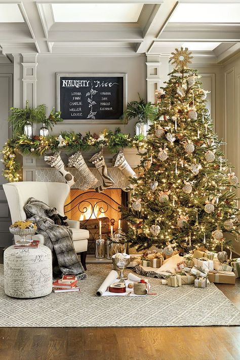 Christmas Tree Decoration Ideas Amazing Christmas Trees, Luxury Christmas Tree, Decor Shabby Chic, Christmas Living Rooms, Beautiful Christmas Trees, Gold Christmas Tree, Christmas Mantels, Noel Christmas, Modern Christmas