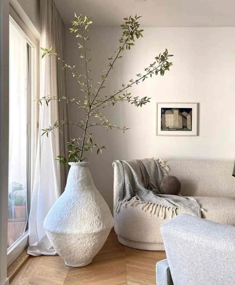 Filling Corner Space Living Room, Family Room Corner Ideas, What To Put In Corner Of Living Room, Corner Of Room Decor, Corner Decorating Ideas Living Room, Dining Room Corner Ideas, Empty Corner In Living Room Ideas, Tall Vase Decorating Ideas, Corner Decoration Ideas