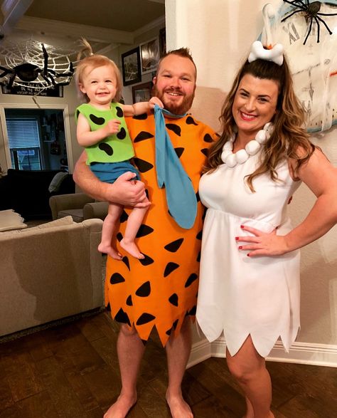 The Flinstone Family Costume, Flintstones Family Costume, Flinstones Halloween Costumes Family, Fantasia Flinstones, Baby Pebbles Costume, Family Costumes With Baby, Family Costume Ideas For 3, Wilma Flintstone Costume, Family Costumes For 3