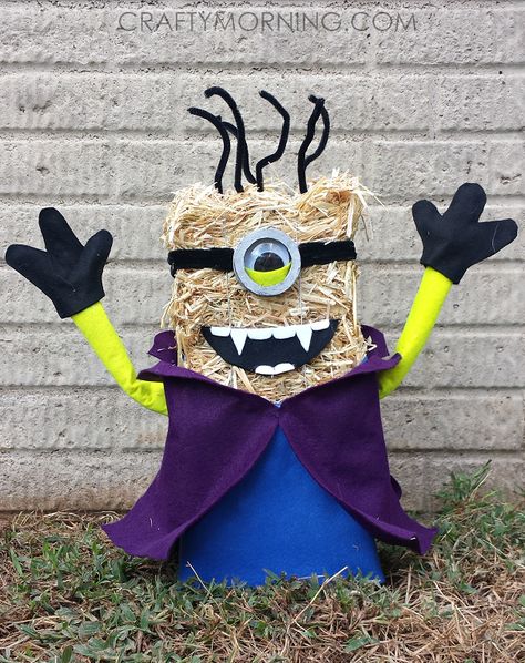 Straw Bale Vampire Minions for Halloween - Crafty Morning Minion Yard Decorations, Minion Hay Bales Diy, Minion Scarecrow Ideas, Minions Halloween Decorations, Halloween Minions Decorations, Minion Halloween Decorations, Minion Scarecrow, Simple Outdoor Halloween Decor, Vampire Minion