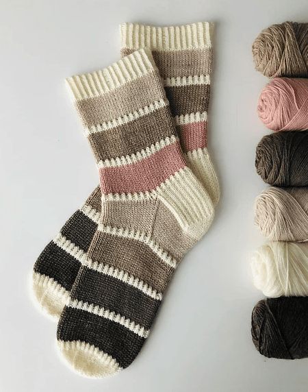 Knitted Socks Free Pattern, Crochet Socks Pattern, Fair Isles, Beginner Knitting Patterns, Hand Knit Socks, Socks Pattern, Crochet Socks, Sock Knitting Patterns, Scarf Knitting Patterns