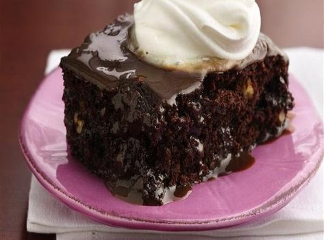 Hot Fudge Brownie Dessert #justapinchrecipes Pudding Recept, Hot Fudge Topping, Brownie Desserts Recipes, Hot Desserts, Dessert Shooters, Chocolate Bread Pudding, British Desserts, Chocolate Fudge Brownies, Fudge Brownie