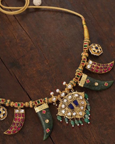 Small Gold Necklace, Rajputi Jewellery, Bridal Jewels, Antique Gold Jewelry Indian, Bridal Jewelry Vintage, Antique Jewellery Designs, Contemporary Necklace, Jewel Wedding, Antique Bridal Jewelry