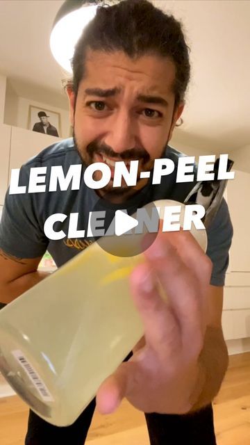 Homemade Cleaner With Lemon Peels, Repel Dust, Upcycle Hacks, Diy Floor Cleaner, Cleaning Naturally, Lemon Cleaning, Homemade Cleaner, Smart Cleaning, Lemon Peels