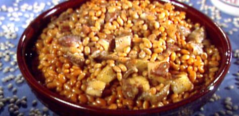 French Canadian (Not Boston) Baked Beans from Food Network Boston Baked Beans Recipe, Maple Baked Beans, Canadian Dishes, Canadian Cuisine, Baked Beans Recipe, Homemade Beans, Boston Baked Beans, Food For Special Event, Canada Food