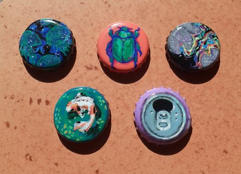 Bottle Cap Charms, Cute Badges And Pins, Bottle Cap Badges, What To Do With Bottle Caps, Things To Do With Bottle Caps, Bottle Cap Painting, Painted Bottle Caps, Bottle Cap Pins, Bottle Cap Pin