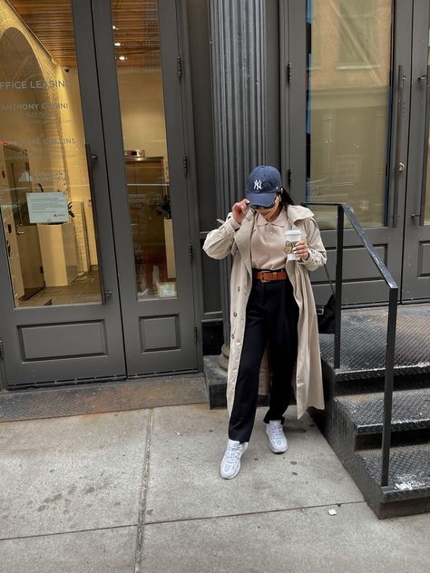 Beige Cap Outfit, Trend Coat, Yankees Baseball Cap, Cap Outfit, Simple Fall Outfits, Coat Trends, Yankees Baseball, Brown Bags, Old Money