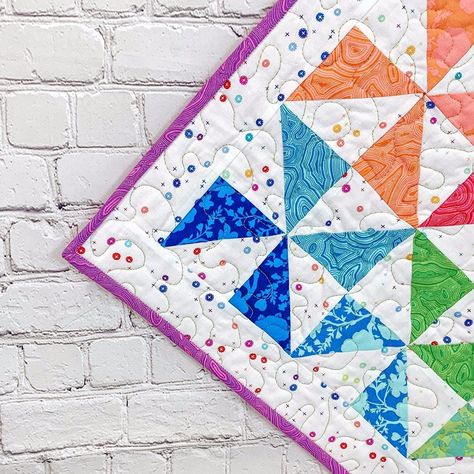 How to Make a Pinwheel Quilt Block - The Lucy Bird Quilted Pinwheel Placemats, Pinwheel Baby Quilt Pattern Free, Free Pinwheel Quilt Pattern, Quilting Pinwheel Blocks, Pinwheel Quilt Pattern Free, Pinwheel Quilts Ideas, Pinwheel Quilt Block Pattern, Quilt Pinwheel, Make A Pinwheel